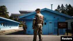 지난 4월 미군 헌병이 판문점 군사정전위원회 건물 주변을 지키고 있다.