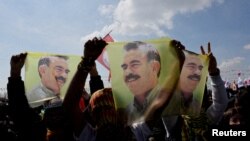 Pristalice prokurdske stranke nose zastave s portretom zatvorenog lidera PKK Abdullaha Ocalana