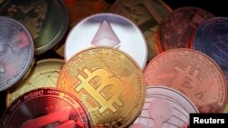 Bitcoin mempertahankan rekor tertingginya hari Senin (11/11) (foto: ilustrasi). 