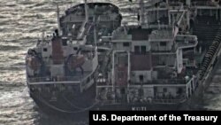 미국 재무부가 지난해 2월 공개한 북한의 불법거래를 겨냥한 새 제재조치를 발표하면서, 북한 선박 금운산 호와 파나마 선적의 코티 호가 해상에서 선박 간 환적을 하는 사진을 공개했다.
