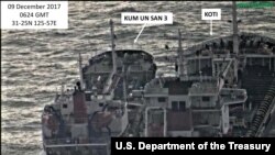 미국 재무부가 지난 2월 북한의 불법거래를 겨냥한 새 제재조치를 발표하면서, 북한 선박 금운산 호와 파나마 선적의 코티 호가 지난해 12월 해상에서 선박 간 환적을 하는 사진을 공개했다. (자료사진)