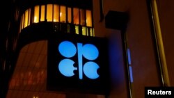 Logo Organisasi Negara-negara Pengekspor Minyak (OPEC) terlihat di markas OPEC di Wina, Austria, 5 Desember 2018. 