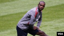 Bek klub Barcelona, Eric Abidal, akan dirawat di rumah sakit beberapa hari untuk menjalani tes transplantasi hati (foto: dok).
