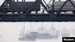 북한 신의주에서 중국 단둥으로 향하는 화물차들이 '조중친선다리(중조우의교)'를 건너고 있다. (자료사진)