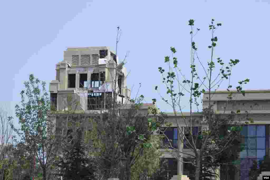 天津爆炸事故现场，核心爆炸区周围多座居民楼窗户被震碎，高速公路桥梁受损，多辆大货车被炸翻，小汽车起火或被砸，多名当地居民仍逗留在事故现场。（美国之音记者东方拍摄）