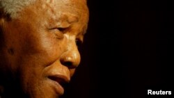 Former South African President Nelson Mandela speaks after being conferred with an Honorary Doctorate of Laws at the University of Galway, Ireland, June 20, 2003. 