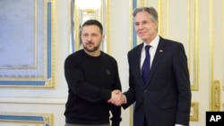 ប្រធានាធិបតីអ៊ុយក្រែនលោក Volodymyr Zelenskyy និង​រដ្ឋមន្ត្រីការបរទេស​សហរដ្ឋអាមេរិក​លោក Antony Blinken ចាប់ដៃស្វាគមន៍គ្នាក្នុងជំនួបមួយ នៅទីក្រុងកៀវ ប្រទេសអ៊ុយក្រែន នាថ្ងៃទី១៤ ខែឧសភា ឆ្នាំ ២០២៤។ (Ukrainian Presidential Press Office via AP)