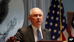 លោក Jeff Sessions រដ្ឋ​មន្ត្រី​ក្រសួង​យុត្តិធម៌​និយាយ​ទៅ​កាន់​មន្ត្រី​អនុវត្ត​ច្បាប់ កាលពី​ថ្ងៃទី២៨ ខែមេសា ឆ្នាំ២០១៧។