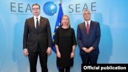 Predsednici Srbije i Kosova, Aleksandar Vučić i Hašim Tači, sa visokom predstavnicom EU Federikom Mogerini (arhivski snimak)