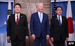 Presiden AS Joe Biden, Presiden Korea Selatan Yoon Suk Yeol (kiri), dan Perdana Menteri Jepang Fumio Kishida (kanan) berfoto menjelang pertemuan trilateral di Pekan Pemimpin Kerja Sama Ekonomi Asia-Pasifik (APEC) di San Francisco, California, pada 16 November 2023. (Foto: AFP)