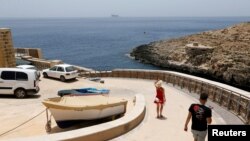 Turis di Zurrieq Valley, Malta 24 Juni 2021. (REUTERS/Darrin Zammit Lupi). Malta diperkirakan akan menjadi salah satu negara yang ditambahkan ke daftar 'hijau' di mana wisatawan Inggris dapat berkunjung tanpa perlu dikarantina setelah kembali dari liburan.
