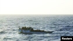 Foto kapal pencari suaka yang memasuki lepas Pantai Australia sebelum terguling hari Selasa (27/6). 123 orang pencari suaka berhasil diselamatkan. 