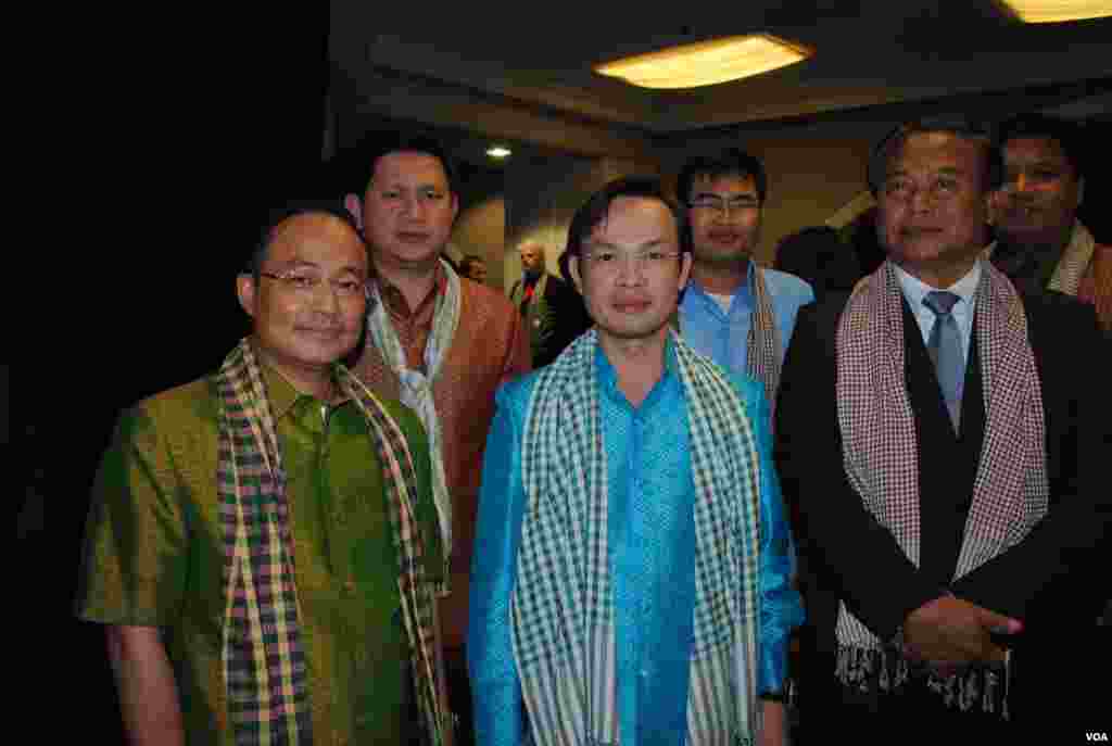 ប្រធាន​គណៈប្រតិភូ​យុវជនជាន់ខ្ពស់ ពី​ប្រទេស​កម្ពុជា​លោក ម៉ឹង ពន្លក (ពាក់អាវពណ៌ខៀវ)​និង​លោក​ឯកអគ្គរាជទូត​កម្ពុជា​ប្រចាំ​នៅ​សហរដ្ឋ​អាមេរិក លោក ជុំ ប៊ុនរ៉ុង (ស្តាំ) ក្នុង​ពិធី​ប្រារព្ធ​ខួប​អនុស្សាវរីយ៍​បុណ្យ​ឯករាជ្យ​ជាតិដែល​បាន​ធ្វើ​ឡើង​នៅ​ថ្ងៃទី៩ ខែវិច្ឆិកា ឆ្នាំ២០១៥ ក្នុង​ទីក្រុង Long Beach រដ្ឋCalifornia។ (ម៉ែន គឹមសេង/VOA)