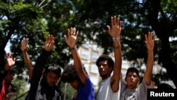 Migrants du Mexique et d'Amérique centrale prient après avoir mis fin à leur grève de la faim pour réclamer une réforme des lois américaines sur l'immigration, le 19 août 2014. 