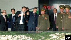 김정은 북한 국방위원회 제1위원장의 특사 자격으로 중국을 방문 중인 최룡해 인민군 총정치국장이 23일 베이징 경제기술개발구를 참관하고 있다. 북한 조선중앙통신 배포 사진.