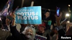 ក្រុមអ្នកគាំទ្រ បាន​ប្រមូលផ្តុំគ្នា​នៅ​ខាង​ក្រៅ​មន្ទីរពេទ្យ Walter Reed ដោយ​មាន​កាន់​បដា​ដែល​សរសេរ​ជូន​ពរ​ឲ្យ​ប្រធានាធិបតី​អាមេរិក​លោក Donald Trump និង​ភរិយា គឺលោកស្រី Melania Trump ឆាប់​ជាសះស្បើយ​ពី​ជំងឺ​កូវីដ១៩ កាលពី​យប់​ថ្ងៃទី៣ ខែតុលា ឆ្នាំ២០២០។