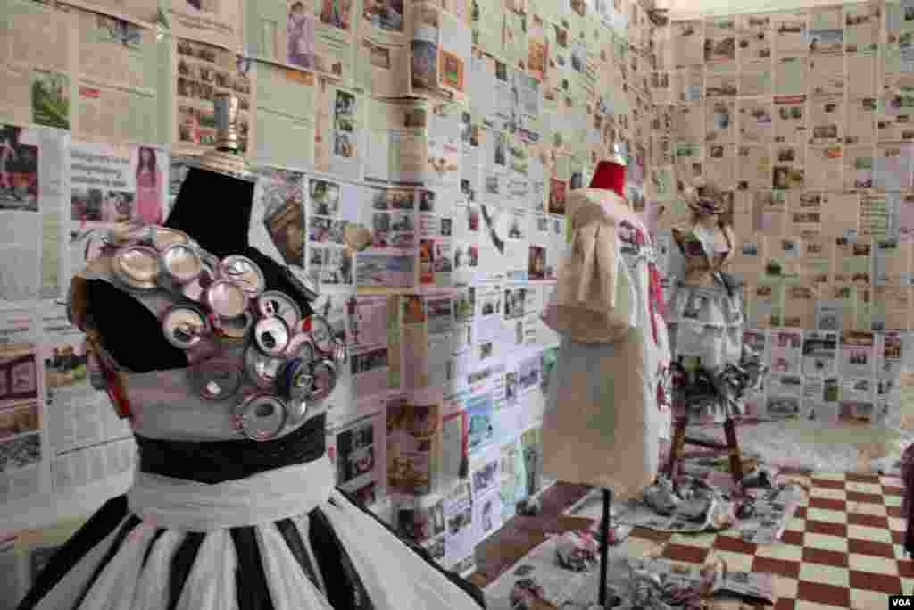 រ៉ូប​ដែល​ធ្វើ​ឡើង​ពី​សំភារៈ​កែច្នៃ​ដោយ​ក្រុម​ ​La Chhuk នៅ​ក្នុងពិធី​តាំង​ពិព័រណ៌​ &laquo;ទេព​កោសល្យ​និង​ស្នាដៃ&raquo; ក្នុង​សាលក​វិទ្យាល័យ​ភូមិន្ទ​វិចិត្រ​សិល្បៈ កាល​ពី​ថ្ងៃ​ទី​៧​ ខែ​មេសា​ ឆ្នាំ​២០១៥។ (នូវ​ ពៅ​លក្ខិណា/VOA)