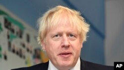 Perdana Menteri Inggris Boris Johnson mengunjungi Pimlico Primary School di London, 10 Juli 2018. (Foto: Associated Press)