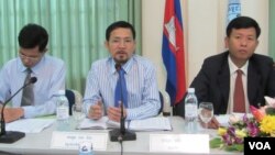 លោក​ទេព នីថា​ (កណ្តាល)​ អគ្គលេខាធិការ​នៃ​គណៈកម្មាធិការ​ជាតិ​រៀបចំ​ការបោះឆ្នោត។​