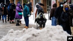 Ljudi čekaju u redu na otvaranje mobilne Kovid klinike u Filadelfiji 19. februara 2021.