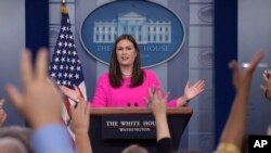 새라 허커버 샌더스 백악관 대변인이 31일 정례 브리핑에서 앤서니 스카라무치 공보실장 경질에 관한 질문을 받고 있다.