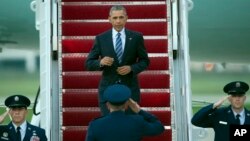 Presiden Barack Obama keluar dari pesawat Air Force One di Pangkalan Udara Militer, Andrews Air Force Base, M (14/7).