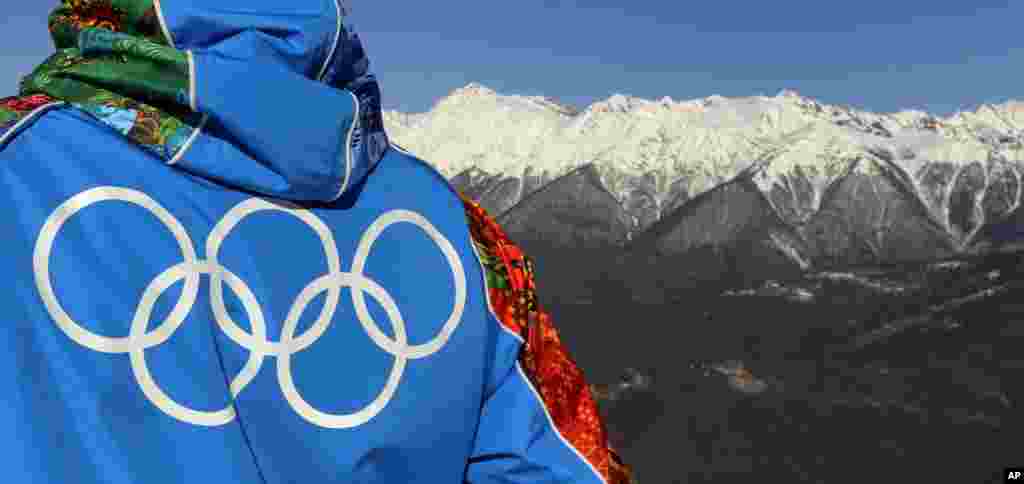 Seorang staf Olimpiade menatap Pegunungan Caucasus dari jalur ski Alpine menjelang Olimpiade Musim Dingin 2014 di Sochi, 4 Februari 2014.