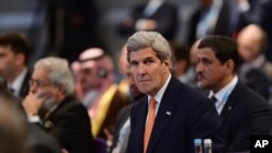 Menlu AS John Kerry menghadiri konferensi "Supporting Syria and the Region" di London, 4 Februari 2016. Kerry mengatakan hari Minggu (21/2) "jalan menuju perdamaian" di Suriah "ada di depan mata."