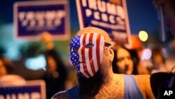 Para pendukung Presiden Donald Trump memprotes penghitungan suara di Nevada di depan Kantor Pemilihan Clark County, di Las Vegas, Rabu, 4 November 2020. (Foto: AP)