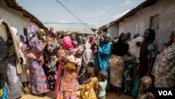 ស្រ្តី​ក្នុង​ភូមិ​ក្រៅ​ទីក្រុង​ Kaduna ដើម្បី​អបអរ​អាពាហ៍ពិពាហ៍របស់កុមារី​ Basira Bello អាយុ​១៤ឆ្នាំ​ ជាមួយ​នឹង​បុរស​អាយុ​៣០ឆ្នាំ Salihu Amiru។