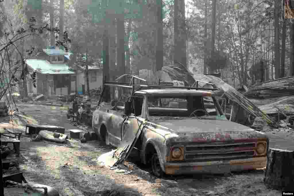 Sebuah bangunan dan truk pickup terbakar hangus akibat kebakaran hutan di dekat Taman Nasional Yosemite, negara bagian California, AS.