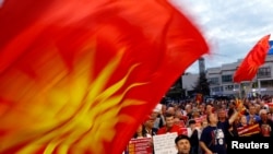 Arhiva - Demonstranti izvikuju slogane protiv promjene ustavnog imena zemlje ispred zgrade parlamenta u Skoplju, Makedonija, 23. juna 2018.