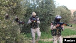 Des officiers de l'armée égyptienne dans le Sinaï lors d'un assaut contre les combattants islamistes, à Al Arish, en Egypte, le 4 mars 2018.
