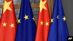 资料照片: 2019年12月17日布鲁塞尔欧洲大厦欧盟和中国国旗