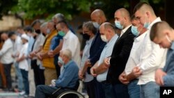 Vjernici u Begovoj džamiji u Sarajevu