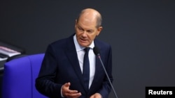 Kanselir Jerman Olaf Scholz berbicara di hadapan anggota parlemen Bundestag di Berlin, pada 25 Januari 2023. (Foto: Reuters/Fabrizio Bensch)