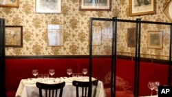 របាំង​ផ្លាស្ទិក​ត្រូវ​បាន​គេ​ដាក់​នៅ​ចន្លោះ​តុ​នៅ​ក្នុង​ភោជនីយដ្ឋាន Allard នៅ​ក្នុង​ក្រុង​ប៉ារីស កាលពី​ថ្ងៃទី១១ ខែមិថុនា ឆ្នាំ២០២០។