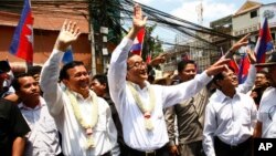 រូប​ឯកសារ៖ លោក កឹម សុខា និង​លោក សម រង្ស៊ី ក្នុង​អំឡុង​​បាតុកម្ម​មួយ​របស់​អតីត​​គណបក្ស​សង្គ្រោះជាតិ​​នៅ​រាជធានី​ភ្នំពេញ​កាល​ពី​​ថ្ងៃ​ទី​៣០ ខែ​មីនា ឆ្នាំ​២០១៤។ 