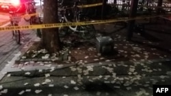 在首尔的一条街道上，有一些不明物体，据信是穿越朝韩边境的气球上的朝鲜垃圾。(韩国国防部提供的、拍摄于2024年6月9日)