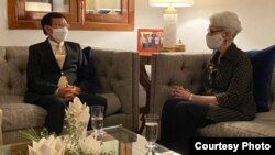 អ្នកស្រីអនុរដ្ឋមន្ត្រីការបរទេស Wendy R. Sherman ដែលជាមន្ត្រីជាន់ខ្ពស់លំដាប់ទី ២ ក្នុងក្រសួងការបរទេសអាមេរិក បានជួបលោក កឹម សុខា មេដឹកនាំ​ប្រឆាំង​កម្ពុជា ក្នុង​អំឡុង​ទស្សនកិច្ច​របស់​អ្នកស្រី​នៅ​រាជធានី​ភ្នំពេញ​​កាល​ពី​ថ្ងៃ​ទី​១ ខែ​មិថុនា ឆ្នាំ​២០២១។ (Facebook/US Embassy Phnom Penh)