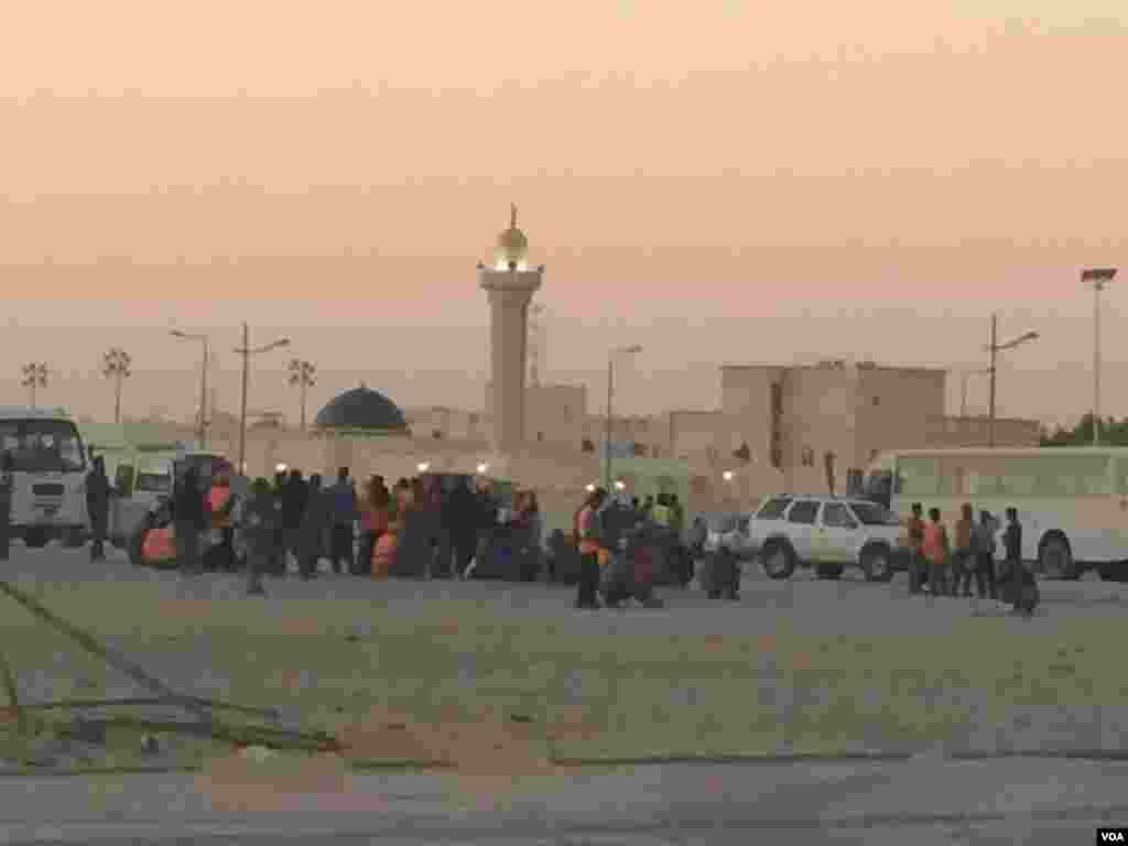 An empty lot in a diplomatic area where foreign laborers catch their commuter buses to construction sites, Doha, Qatar, Dec. 17, 2014. (Eunjung Cho/VOA)