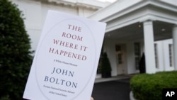 Buku "The Room Where It Happened" yang ditulis mantan penasihat keamanan nasional AS, John Bolton, di Washington, 18 Juni 2020. (Foto: AP)