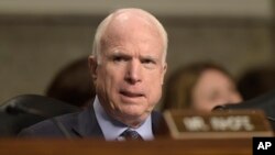 Senator John McCain (foto: dok). McCain menyebut serbuan militer AS di Yaman pekan lalu sebagai “kegagalan”.
