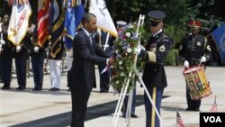 Presiden Barack Obama meletakkan karangan bunga dalam upacara mengenang pahlawan di TMP Arlington, Virginia (30/5).