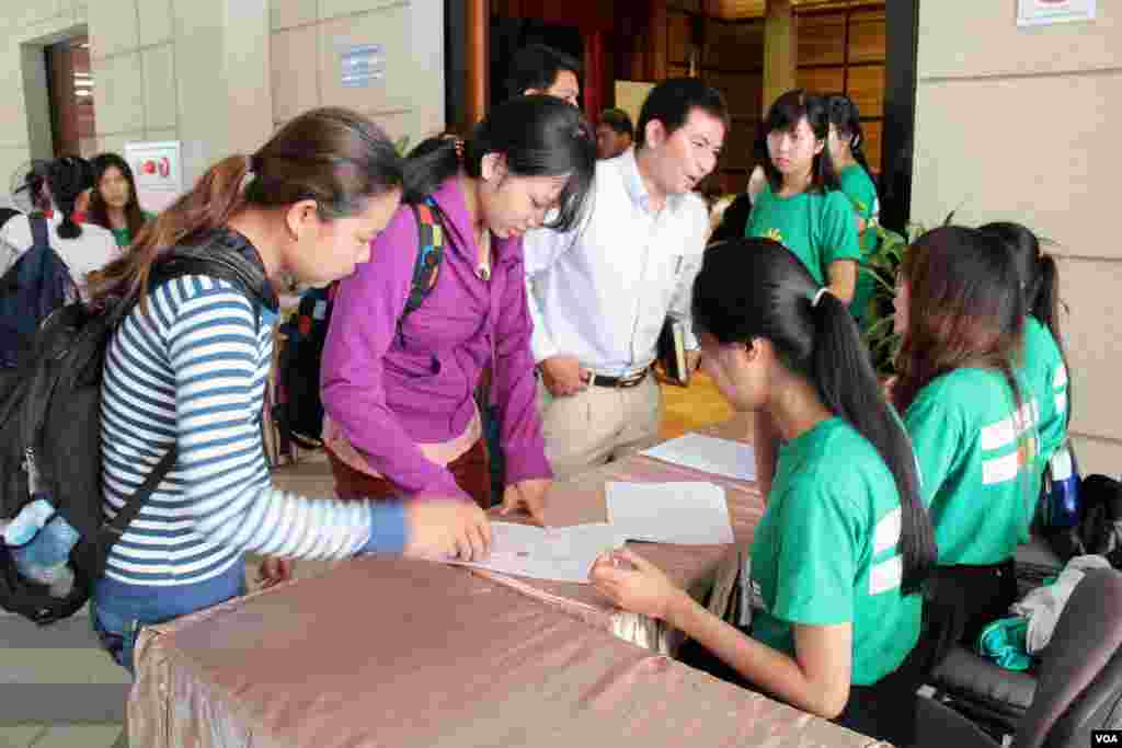 Participants register at the &ldquo;Sustainable Development&rdquo; forum at Cambodia-Japan Cooperation Center in Phnom Penh, Cambodia on Saturday, August 23, 2014. (Nov Povleakhena/VOA Khmer)