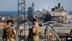 6일 레바논 베이루트항 폭발 현장 주변을 군인들이 통제하고 있다.