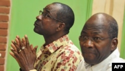 L'ancien ministre des affaires étrangères, Djibril Bassolé aux côtés de l'ancien chef de la sécurité présidentielle (RSP), Gilbert Diendéré, à la Haute Cour de Justice de Ouagadougou, 27 avril 2017. 