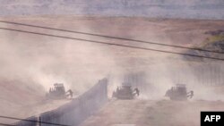 2023 年 10 月 29 日，在以色列南部与加沙地带边境拍摄的照片显示，以色列军队推土机越过边境进入加沙，当时以色列和巴勒斯坦激进组织哈马斯之间的战斗仍在继续。 （梅纳海姆·卡汉摄)