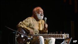 Musisi India dan maerstro Sitar Pandit Ravi Shankar (92 tahun) saat beraksi dalam sebuah konser di Bangalore, India, awal Februari 2012 (Foto: dok). Shankar, ayah penyanyi Amerika Norah Jones ini tutup usia di Kalifornia, Selasa (11/12).