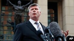 Defense attorney Kevin Downing makes a statement to the media outside federal court after closing arguments and jury instructions ended in the trial of the former Donald Trump campaign chairman Paul Manafort in Alexandria, Virginia, Aug. 15, 2018. 